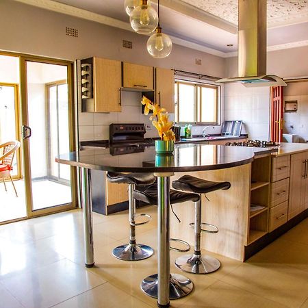 Emc Fully Furnished &Serviced Villas 4 Bedroom With Solar Power , Private Pool, Starlink Wifi ,Aircons & Dstv Лусака Екстер'єр фото